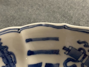 Une assiette en porcelaine de Chine en bleu et blanc, marque de Chenghua, Kangxi